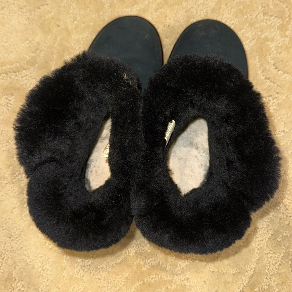 UGGS - Picture 4 of 7